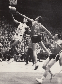 František Konvička (druhý zleva) v roce 1967 v utkání Poháru mistrů evropských zemí s Realem Madrid