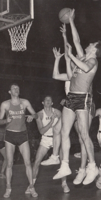 František Konvička (vpravo) v roce 1965 v utkání Poháru mistrů evropských zemí s Realem Madrid