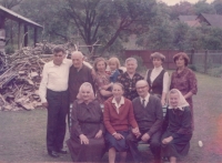Manželé Pavlíčkovi (pamětníkovi rodiče) sedící na lavičce uprostřed, vlevo matka popraveného Sigmunda Bakaly, 80. léta