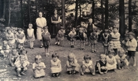 Školka, kterou provozovali Pacholíkovi v Havírně, maminka Jitka Vránová v bílých šatech, s ní a dětmi Anna Menclová (asi 1930)