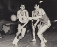 František Konvička (vlevo) na vojně v dresu Dukly Olomouc v první lize proti Slavii VŠ Praha, brání ho Jiří Zedníček. První polovina 60. let 20. století