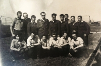 Fotografie z výkonu základní vojenské služby, Karel Vrána druhý zprava ve spodní řadě (asi 1962)