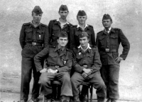 Pamětník (stojící druhý zleva) během vojenské služby, 50. léta