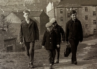 Tři synové Ladislava Müllera s kamarádem na starém Žižkově (60. léta)