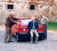 Foto tří mužů s červenou felicií je z druhé poloviny devadesátých let, Karel Hubáček uprostřed, MUDr. Beran, psychiatr, kamarád a také rybář z Liberce (vlevo)