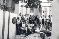 Skupinová fotografie s vývěskou Adolf Loos - Karel Hubáček vedle arch. Zdeňka Zavřela, 70. léta