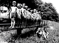 Fotografie ze školky, na které je Jakub Zindulka vepředu, pravděpodobně rok 1972