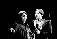 Antonín Procházka a Jakub Zindulka v roli Kalimacha v inscenaci Celestina v Divadle J. K. Tyla, 1996