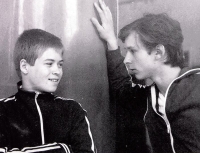 Jakub Zindulka zhruba v šestnácti letech s kamarádem při šermířských závodech