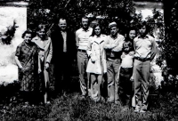 Rodina Zindulkových na zahradě fary ve Frymburku u Lipna, kam jezdívali na prázdniny (třetí zleva na fotografii je Důstojný pán Tkáč)