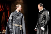 Jakub Zindulka v roli francouzského krále Filipa s Janem Maléřem v inscenaci Lev v zimě v Divadle J. K. Tyla, 2010