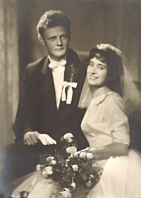 svatební fotografie rodičů, 1962