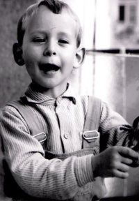 Jakub Zindulka jako malý chlapec na balkóně bytu v Brně, kde v té době bydleli