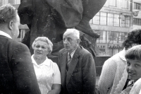 Karel Reinhardt (zády) s maminkou a nevlastním otcem v Praze; srpen 1978