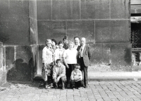 Karel Reinhardt s maminkou, nevlastním otcem a rodinou v Praze; srpen 1978