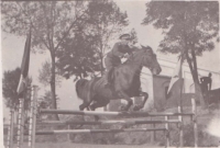 Tatínek Josef na koni, na zadní straně fotografie věnování - V Jaroměři na pouti slečně Emce 28. září 1928