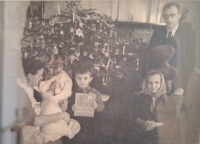 Vánoce, Ivan Pelant v peřince se starším bratrem Jiřím, maminkou Emílií, tatínkem Josefem Pelantem a jeho maminkou, 1944
