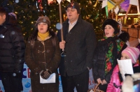 Станіслав Федорчук разом з дружиною та активістами Євромайдану колядує в часі Різдва. Донецьк, січень 2014 р. 