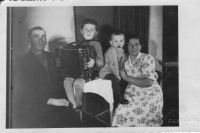 Rodiče a bratr pamětníka, 1944