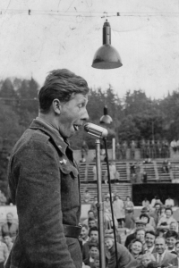 Pamětník jako konferenciér na estrádě v Havlíčkově Brodě, 1961