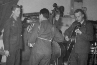 Vojenský umělecký soubor vojína Edera (pamětník vlevo), Jihlava, 1961