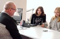 Pavel Hroznata Adamec s žáky během nahrávání pro projekt Příběhy našich sousedů, 2023