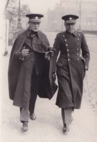 Na Mostě Legií v Praze, Josef Pelant vlevo, patrně 30. léta min. století