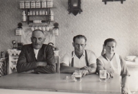 Tatínek Jaroslav Louda s rodiči v kuchyni na Dědkově, 1930