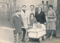 Zleva: bratři Oldřich a Václav, sestra Helena, otec Oldřich Tomek, matka Marie Tomková a sestra Gabriela, v kočárku Prokop Tomek, Chotěboř, únor 1965