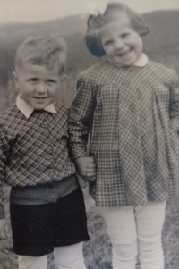 Vladimír Frenzl se sestrou Věrou v roce 1956