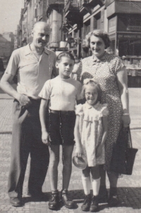 Dagmar Dopitová (vpravo dole) s bratrem Karlem a rodiči Karlem a Markétou Kalvodovými v roce 1952 v Pardubicích