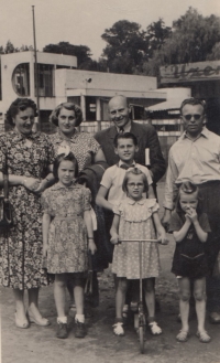 Dagmar Dopitová (uprostřed dole na koloběžce) s rodiči Karlem a Markétou (uprostřed), bratrem Karlem a rodinnými přáteli - s panem Jiřincem (vpravo), Věrou Jiřincovou, paní Hrdinovou (vlevo) a Hanou Hrdinovou. Fotografie pořízená v Tyršových sadech v Pardubicích v roce 1952