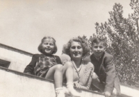 Dagmar Dopitová s bratrem Karlem a maminkou Markétou Kalvodovou, rozenou Zenkerovou, v letním kině v Pardubicích. Fotografie z roku 1950