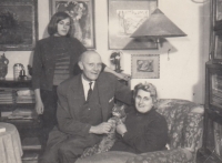 Dagmar Dopitová s rodiči Karlem a Markétou Kalvodovými v roce 1962 v Pardubicích
