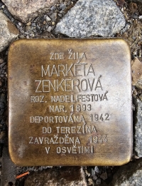 Stolpersteine babičky Markéty Zenkerové umístěný v Zelenobranské ulici v Pardubicích 