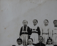 Sestra Bohdana, ještě jako Božena Kotková, v první třídě základní školy, 1937/1938