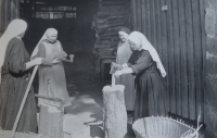 Sestry při práci, Broumov, září 1969 