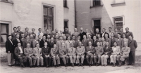 Důstojníci - učitelé vojenské akademie po rozpuštení armády, v druhé řadě s modrou tečkou Josef Pelant ve městě Hranice, už všichni v civilu, 1939