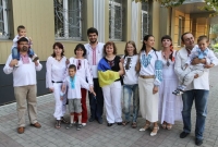 Марш вишиванок у колі українських активістів Донецька, 24 серпня 2011 р.