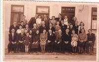 V Hranicích na Moravě 12. listopadu, rodina Habermanova a Pelantova, Marie Pelantová - matka (zcela vpravo), Josef Pelant - syn (stojící vlevo), Emílie Pelantová - snacha (sedící zcela vlevo), 1939