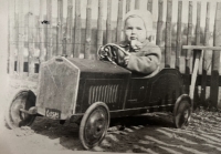 Jan Zach v autíčku, které mu vyrobil tatínek