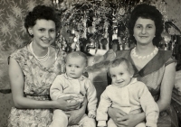 Alžběta Odziomková se sestrou Annou Kuglerovou a svými nejstaršími dcerami Aničkou a Bětkou