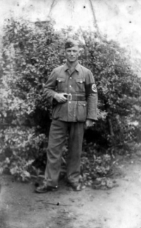 Alfons Stříbný, otec pamětníka, v německé uniformě, 2. světová válka, pravděpodobně ve Stalinu, dnešní Doněck