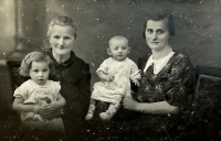 Babička s Emou Langerovou a jejími dcerami Annu a Alžbětou