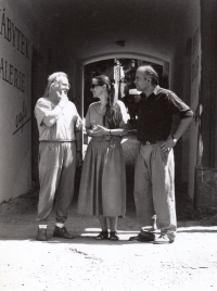 Zleva Ervin Reiter, uprostřed přítelkyně Ilona Chválová, vpravo pamětník, rok cca 1992
