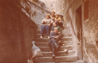 Zleva: Dagmar Dopitová, matka Markéta Kalvodová, neteř Jana Kalvodová, švagrová Alena Kalvodová a bratr Karel Kalvoda během práce na rodinném domě v Bečově nad Teplou v roce 1986
