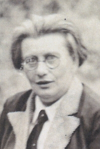 Babička Markéta Zenkerová, rozená Nadelfestová. Fotografie před transportem z Pardubic do Terezína v roce 1941. Zemřela 14. 10. 1944 v Osvětimi
