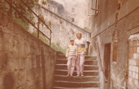 Dagmar Dopitová s neteří Janou Kalvodovou v roce 1986 u domu v Bečově nad Teplou, který sloužil rodině jako prázdninová chalupa
