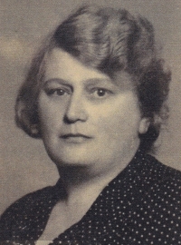 Sestra babičky Marie Friedlenterová, rozená Nadelfestová, na fotografii z roku 1934. Prateta Marie, zvaná Mici, zemřela v koncetračním táboře Zamość v Polsku


