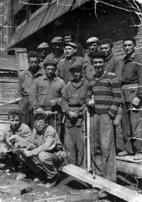 Josef Stříbný s kolegy na stavbě Nové Huti Klementa Gottwalda, 50. léta, pamětník zcela vpravo